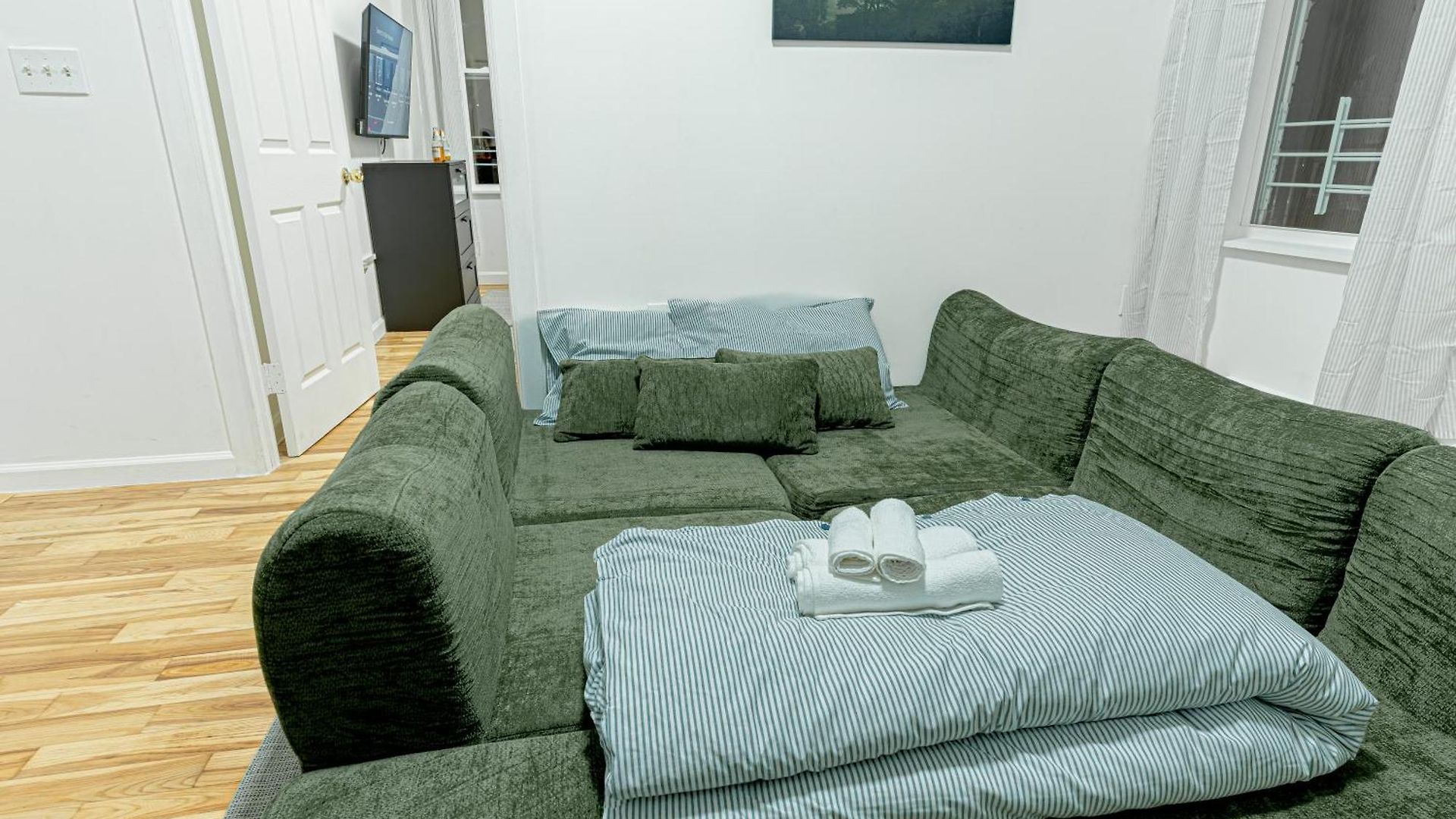 Modern 2br Near Laguardia & Subways Aparthotel