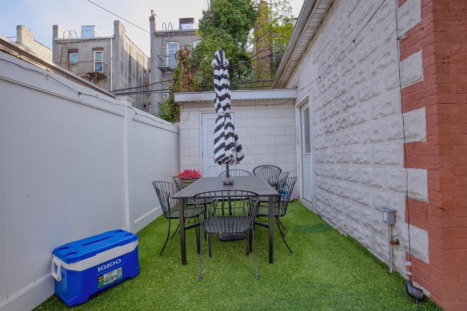 Country house 4Br Near Prospect Park Off-Street Parking Outdoor Space 3 Kings, 1 Queen *