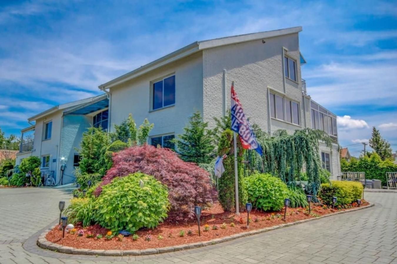 Bayside Queens 6br Gated With Private Heated Pool Game And Water Views
