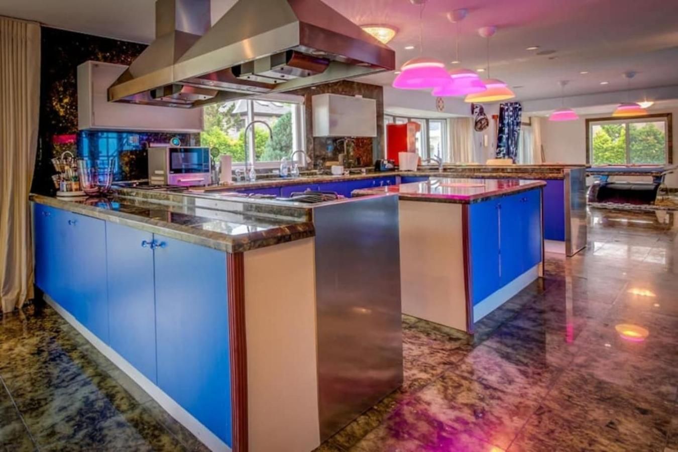 Holiday home Bayside Queens 6br Gated With Private Heated Pool Game And Water Views