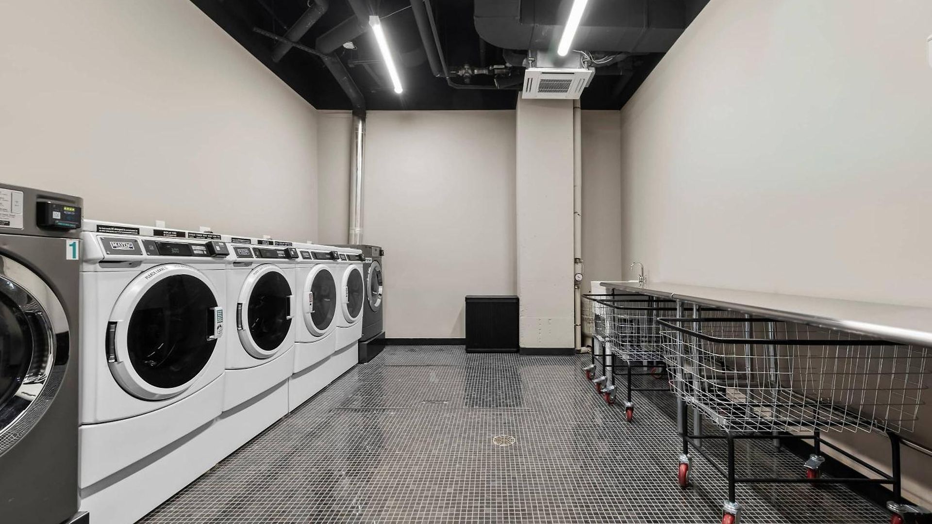 Freeman 301 By Rove Travel - With Shared Amenities