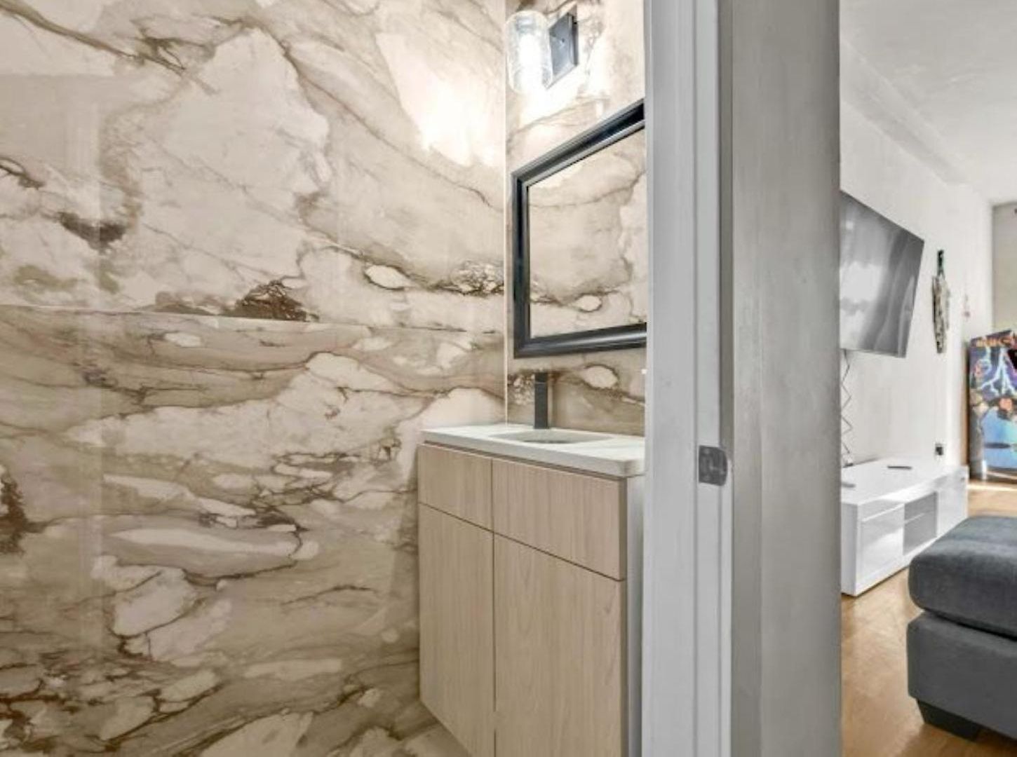 Jimmy's Brownstone Penthouse! Its Personal, Luxury, Your Away From Home!! *