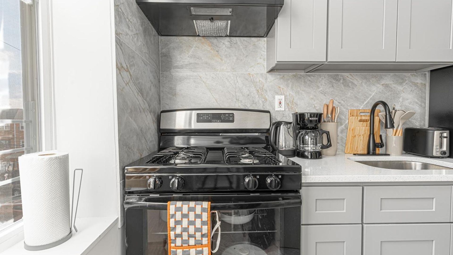 Modern 2br Near Laguardia & Subways Aparthotel New York