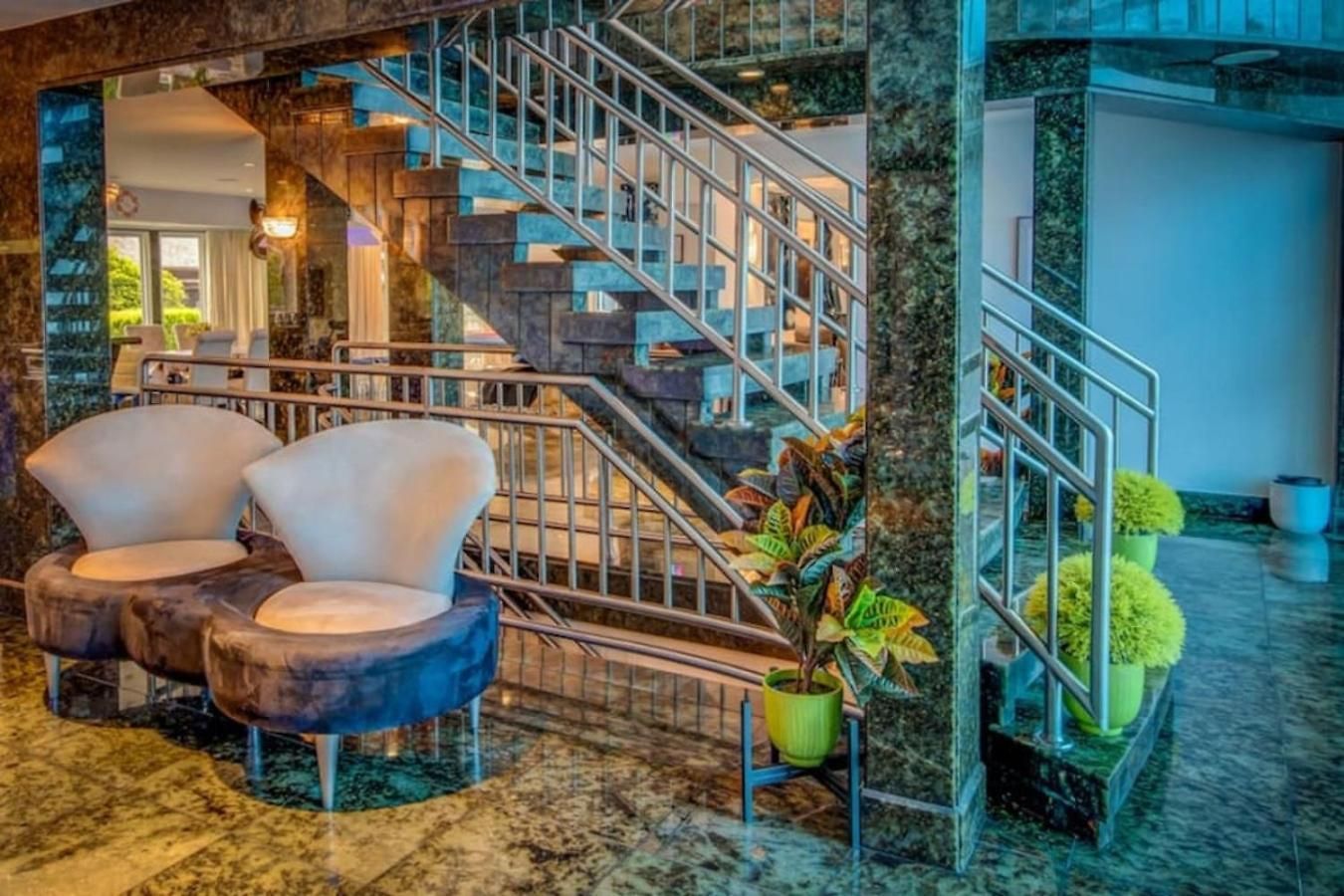 Holiday home Bayside Queens 6br Gated With Private Heated Pool Game And Water Views *