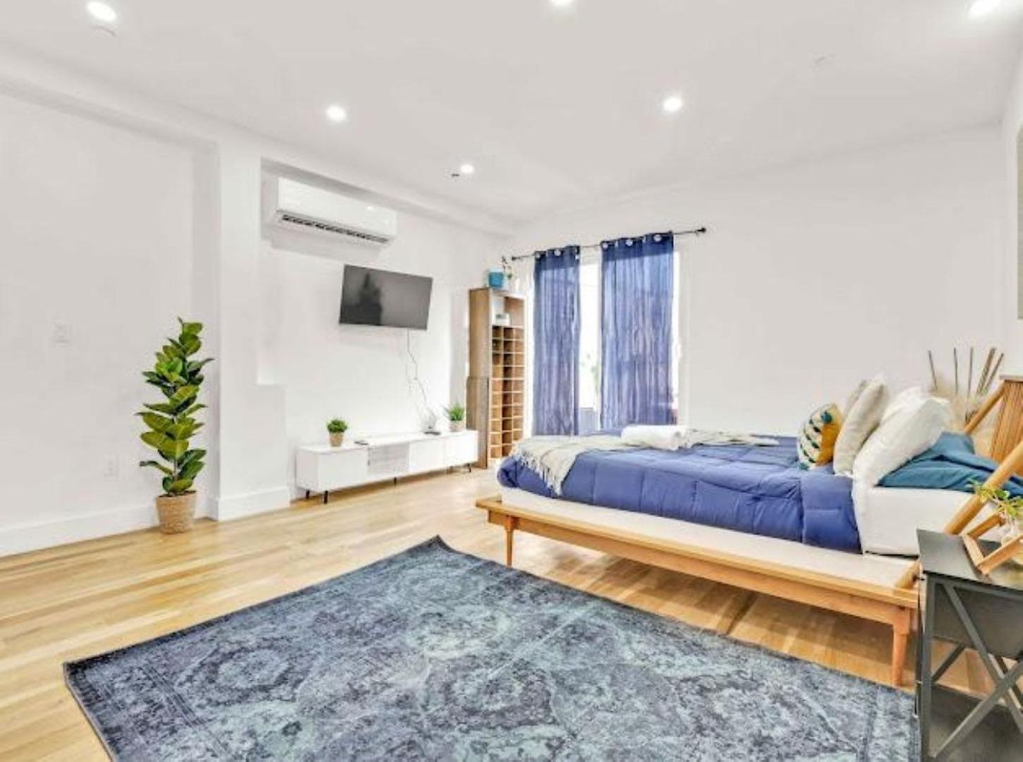 Jimmy's Brownstone Penthouse! Its Personal, Luxury, Your Away From Home!! *