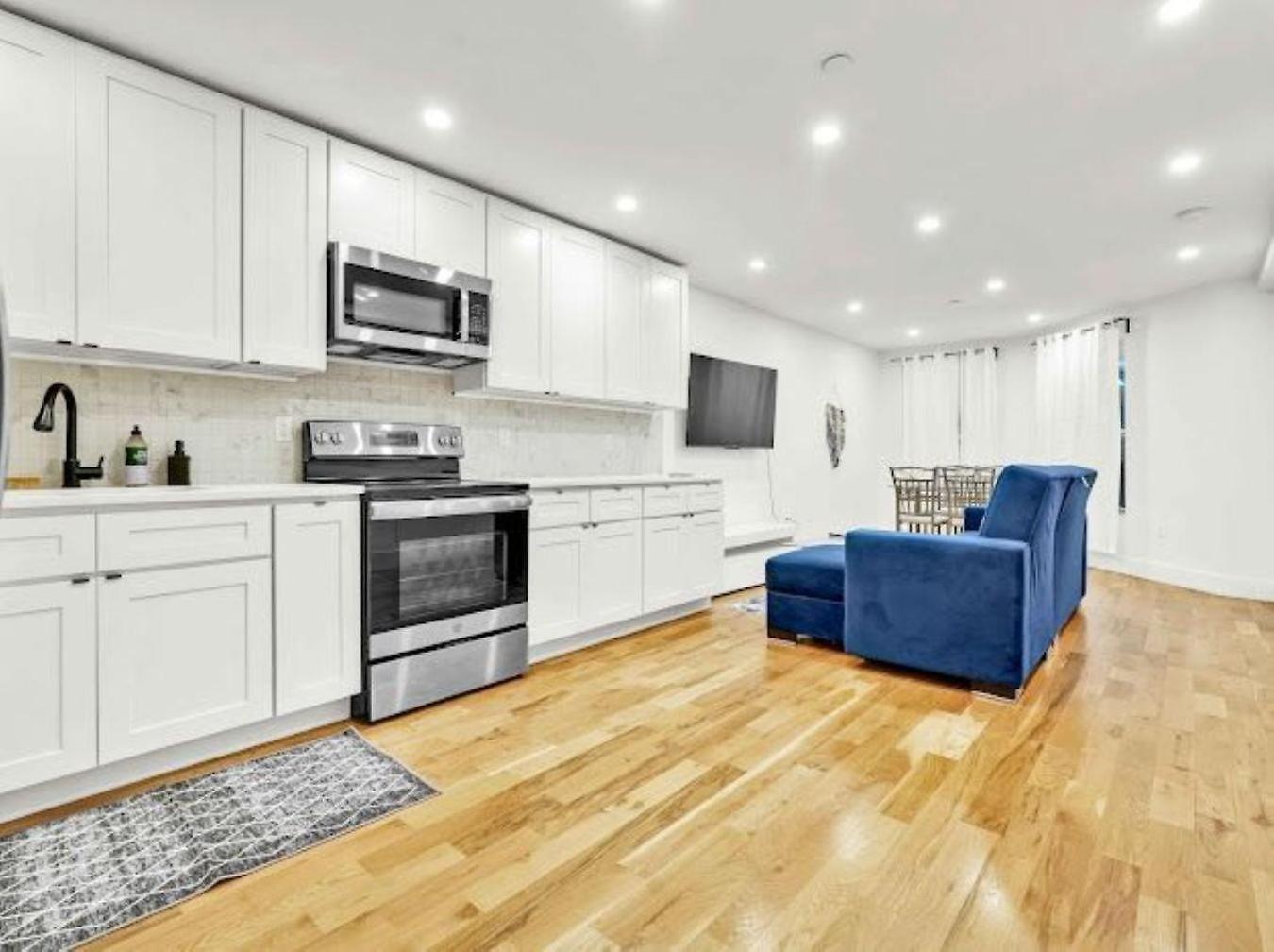 Homestay Jimmy's Brownstone Penthouse! Its Personal, Luxury, Your Away From Home!! *
