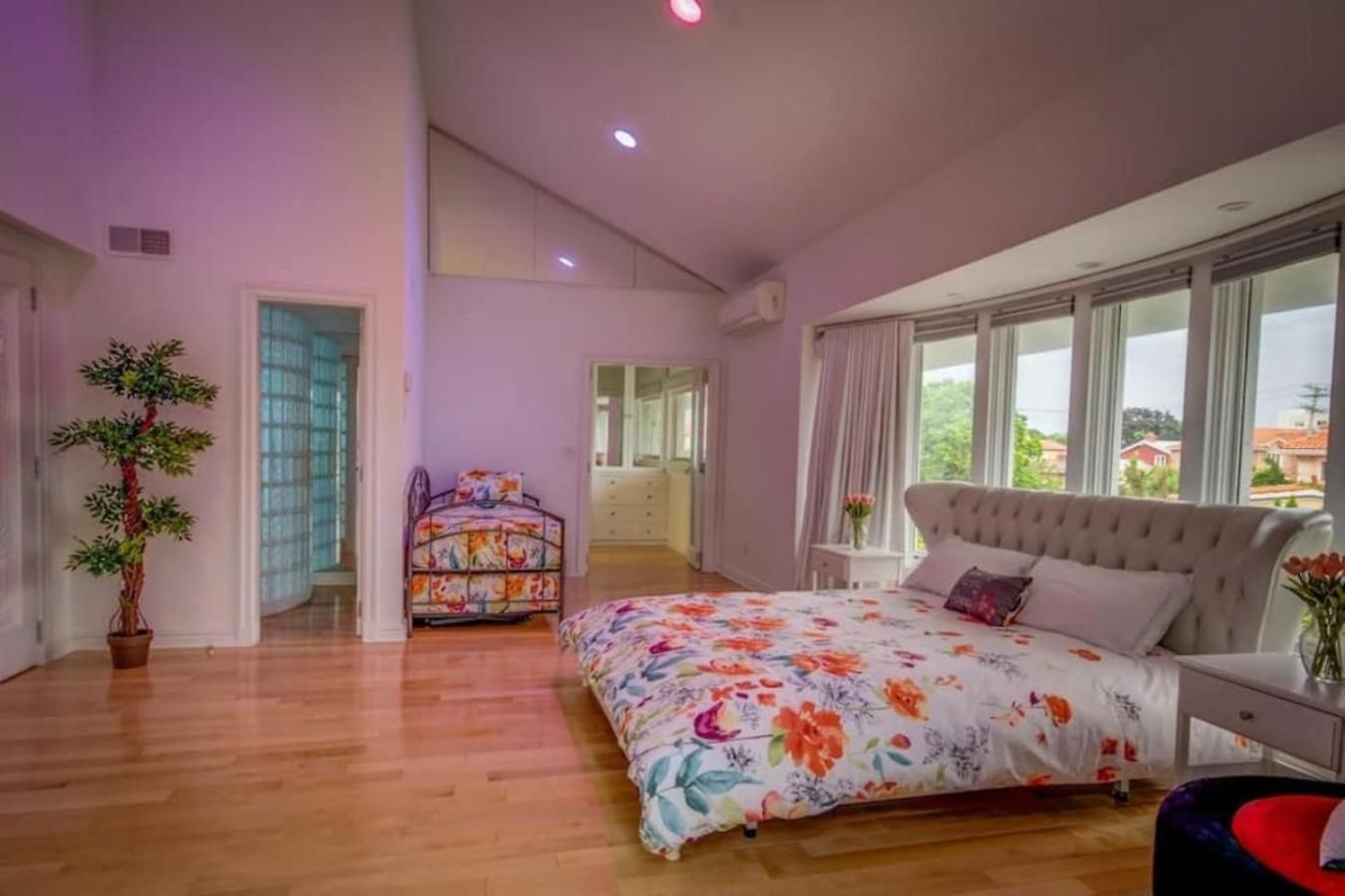Holiday home Bayside Queens 6br Gated With Private Heated Pool Game And Water Views New York