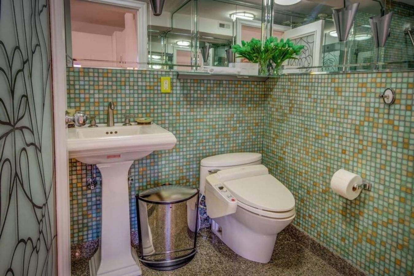 Bayside Queens 6br Gated With Private Heated Pool Game And Water Views Holiday home New York