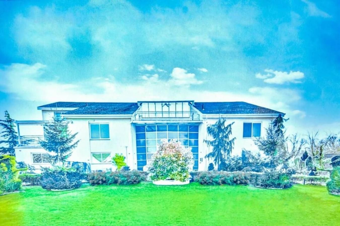 Bayside Queens 6br Gated With Private Heated Pool Game And Water Views