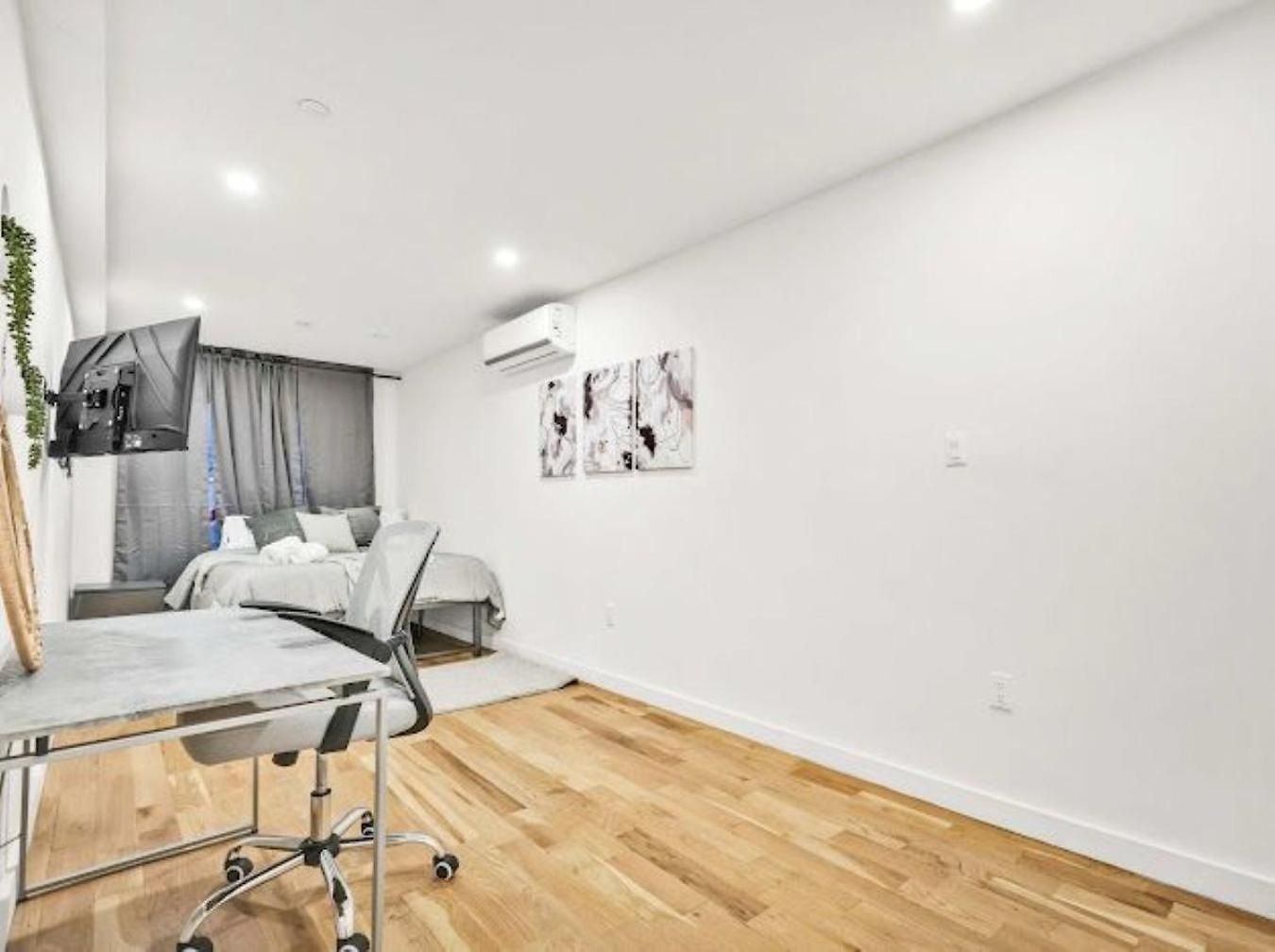 Jimmy's Brownstone Penthouse! Its Personal, Luxury, Your Away From Home!! Homestay