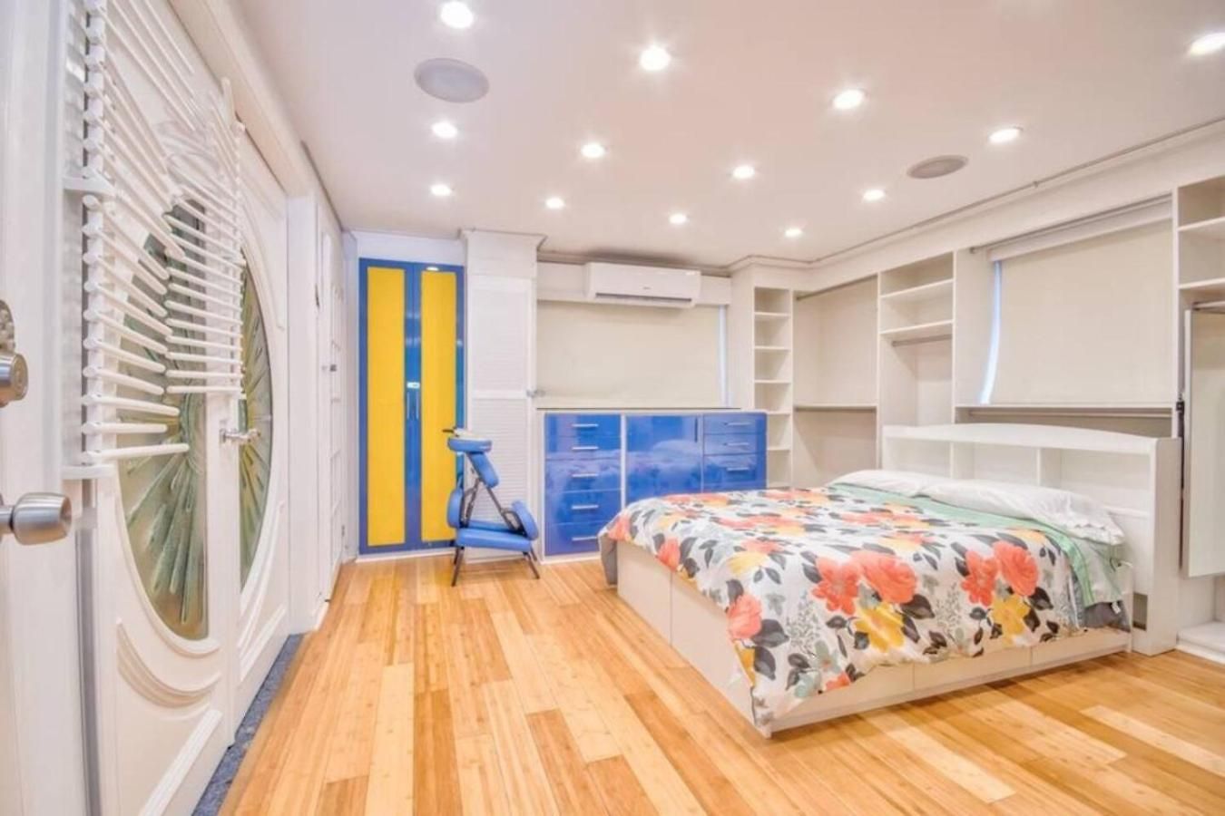 Holiday home Bayside Queens 6br Gated With Private Heated Pool Game And Water Views New York
