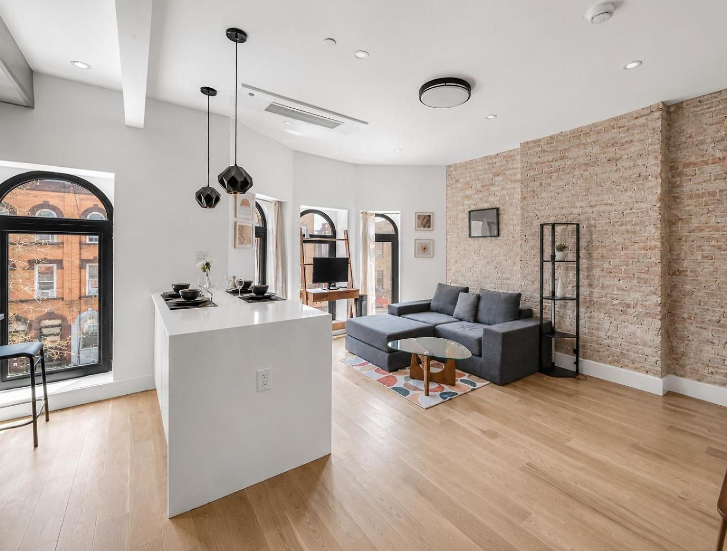 Spacious And Renovated 2bd Near Train With Balcony Apartment