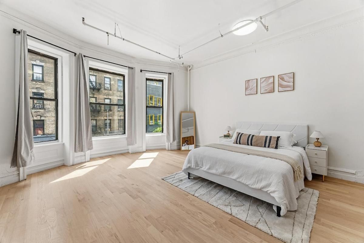 Bright Uptown Manhattan Near Subway&dining Apartment