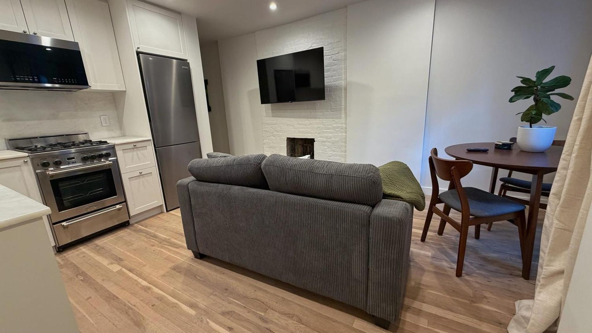 Nature Inspired Large Suite, Centrally Located Apartment New York