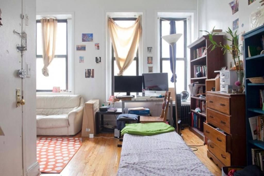 Small Budget For X'mas In Manhattan Apartment