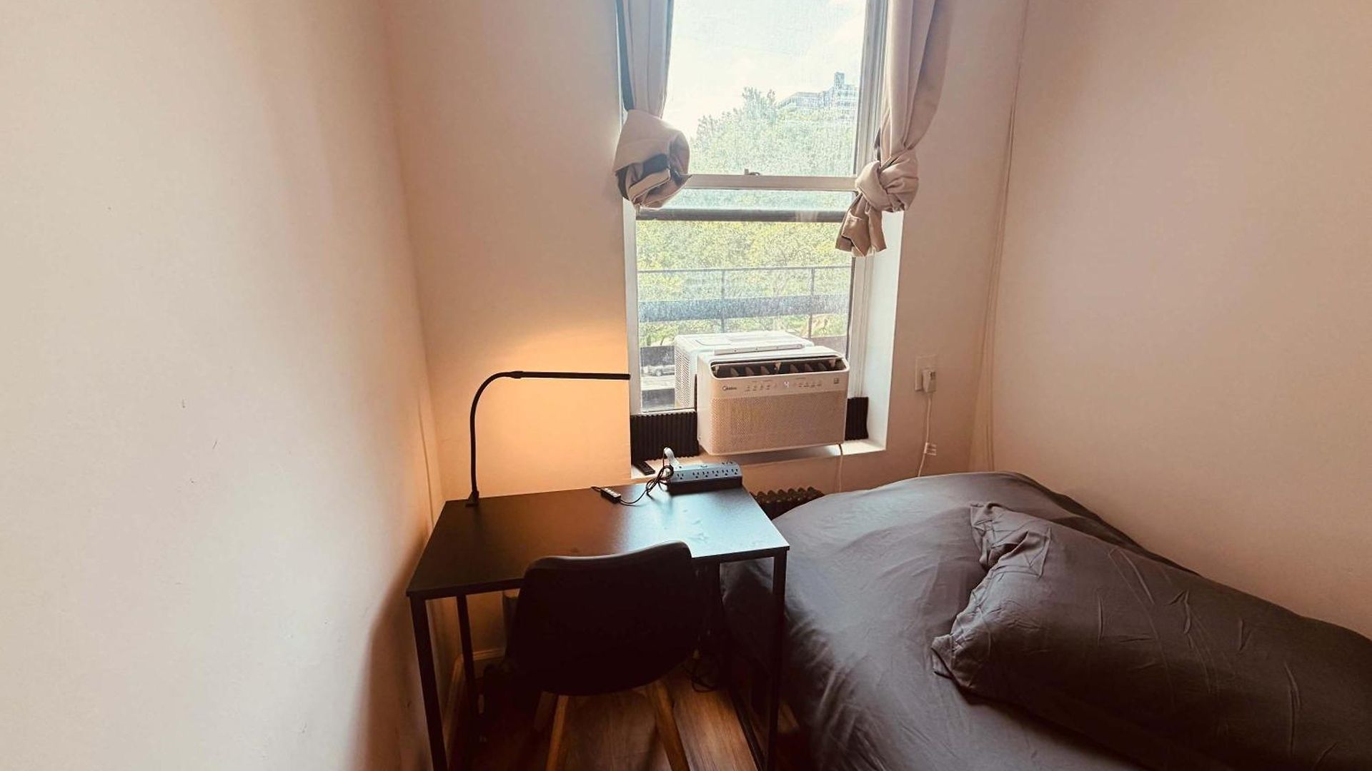 In Chelsea 9 - Shared Bathroom - 5th Floor Walk Up * New York