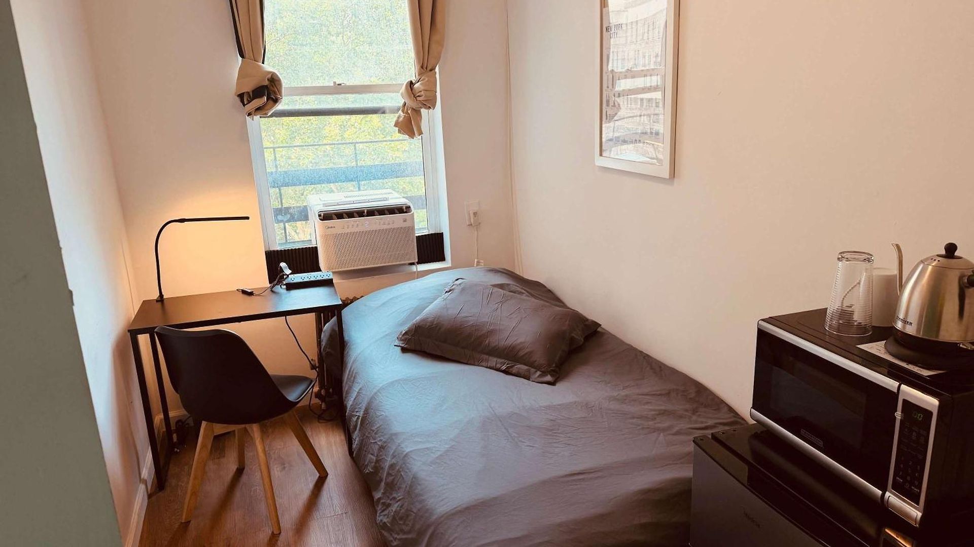 Apartment In Chelsea 9 - Shared Bathroom - 5th Floor Walk Up