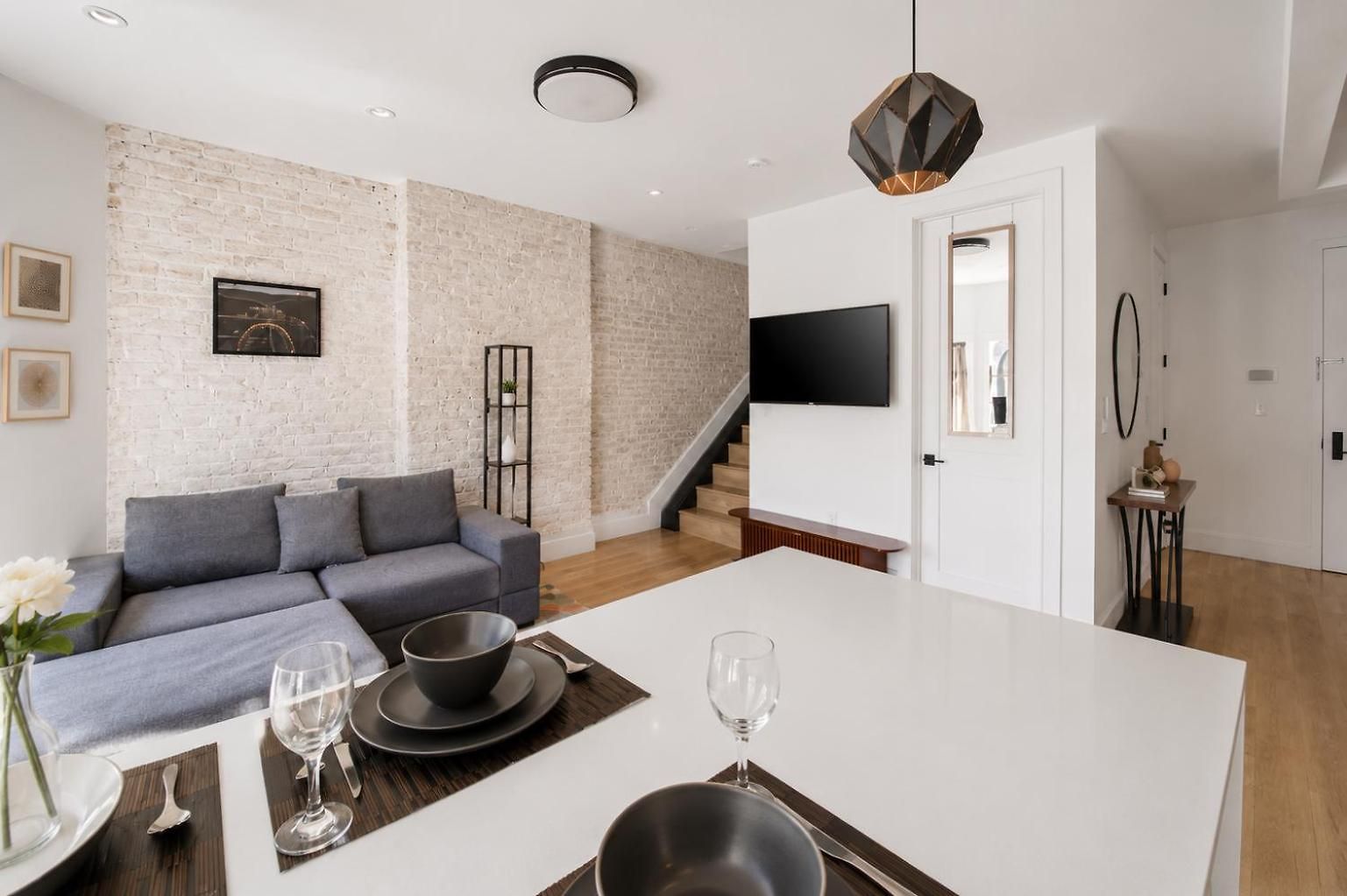 Apartment Spacious And Renovated 2bd Near Train With Balcony *