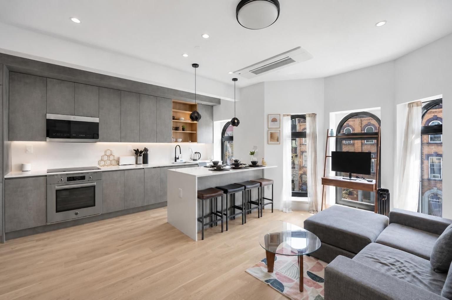 Spacious And Renovated 2bd Near Train With Balcony