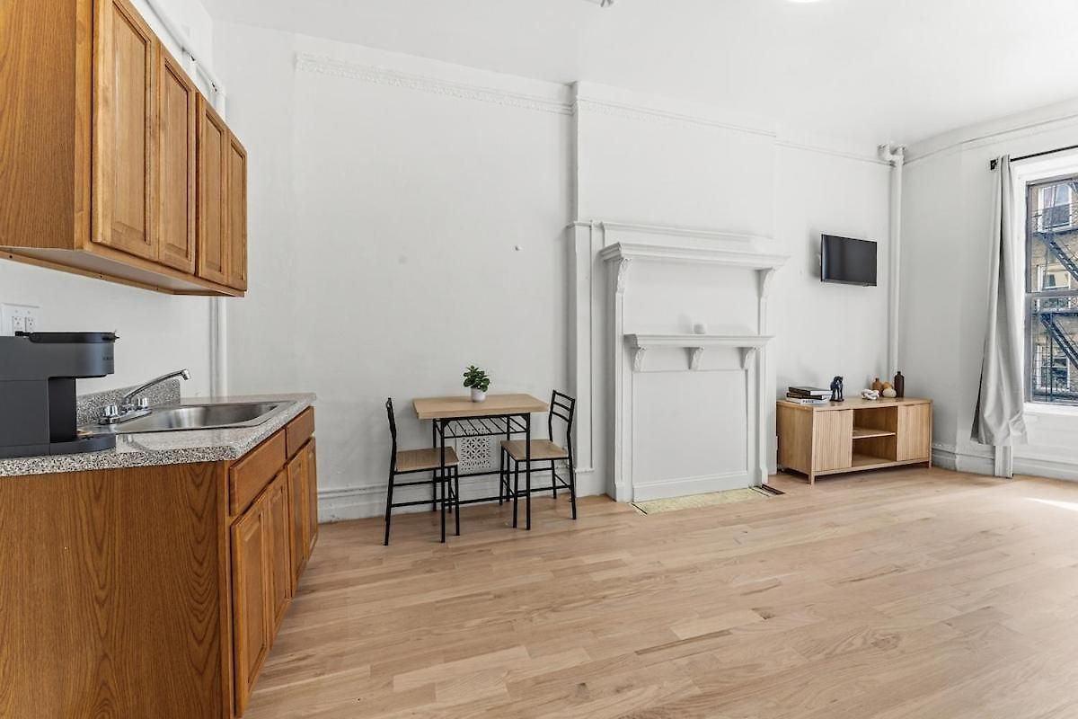 Bright Uptown Manhattan Near Subway&dining Apartment