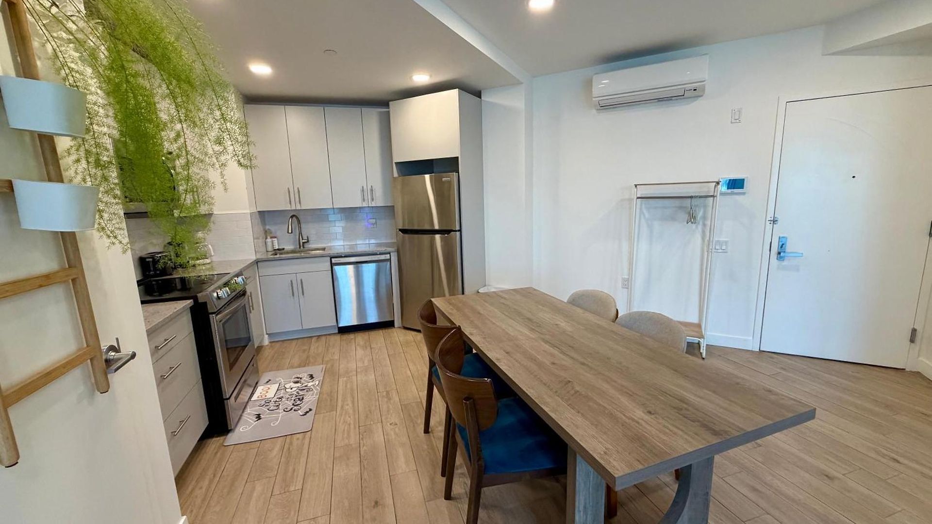 Apartment Convenient Spacious Bright New Modern Penthouse 3br2ba Balcony