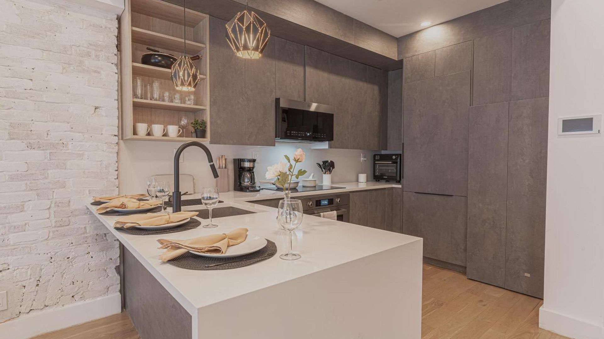 Spacious And Stylish 2bd With Washer Near Train Apartment