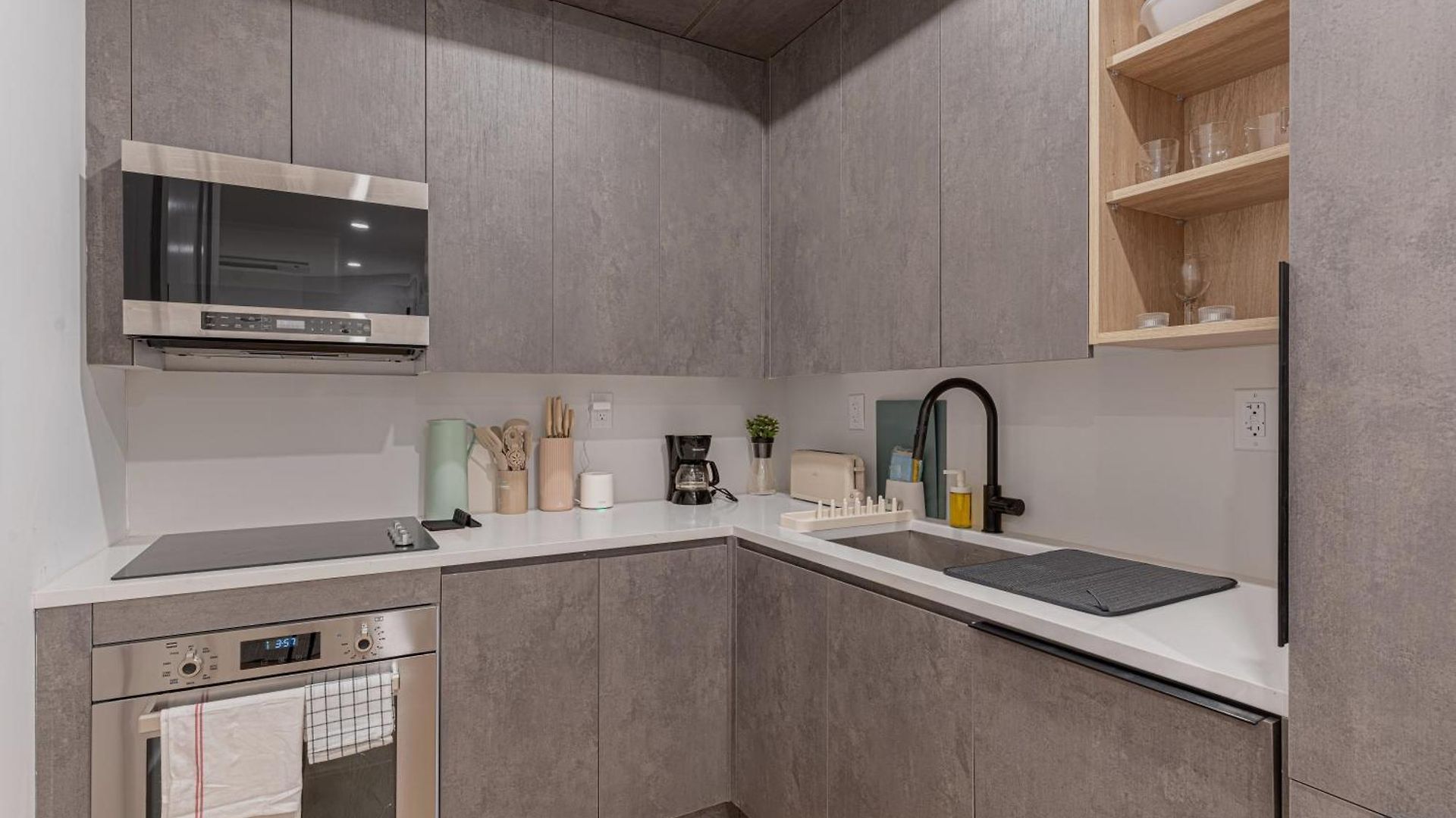 Newly Renovated Near Train Apartment New York