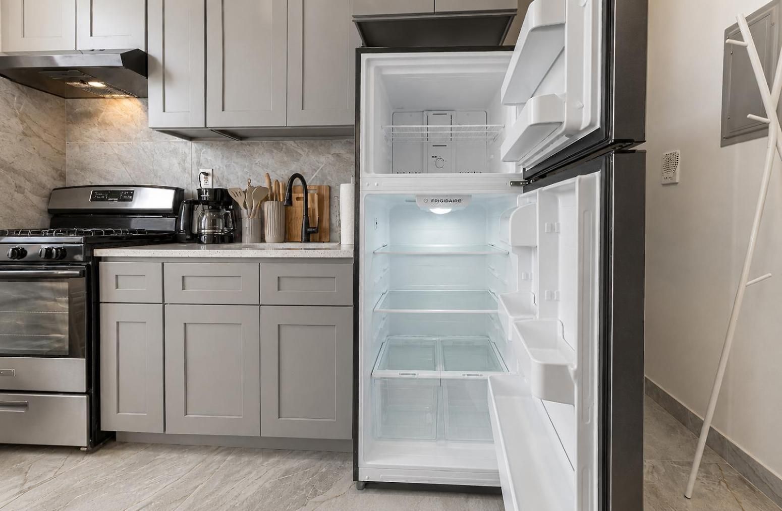 Stylish Near Airport By Train Easy Access To Manhattan Apartment