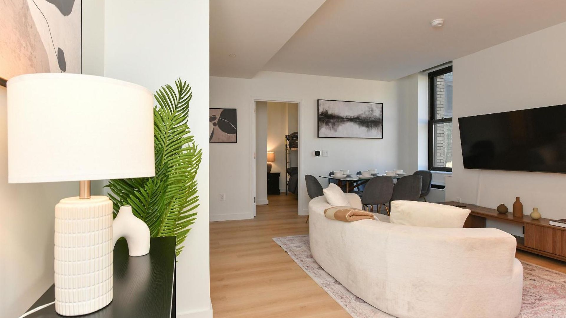 Sleek 2br Oasis In Financial District Apartment