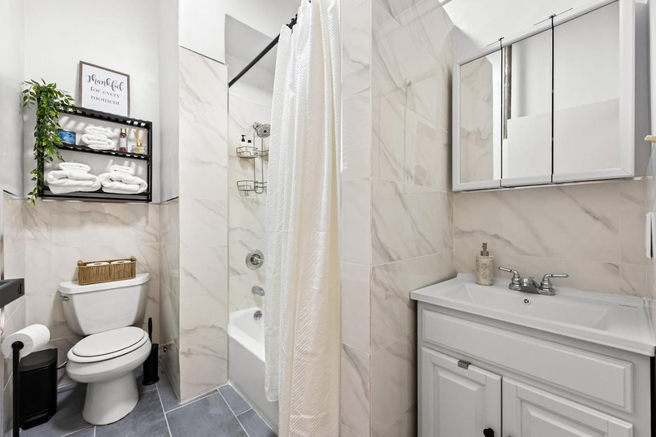 Sleek 2br In Times Square Apartment *