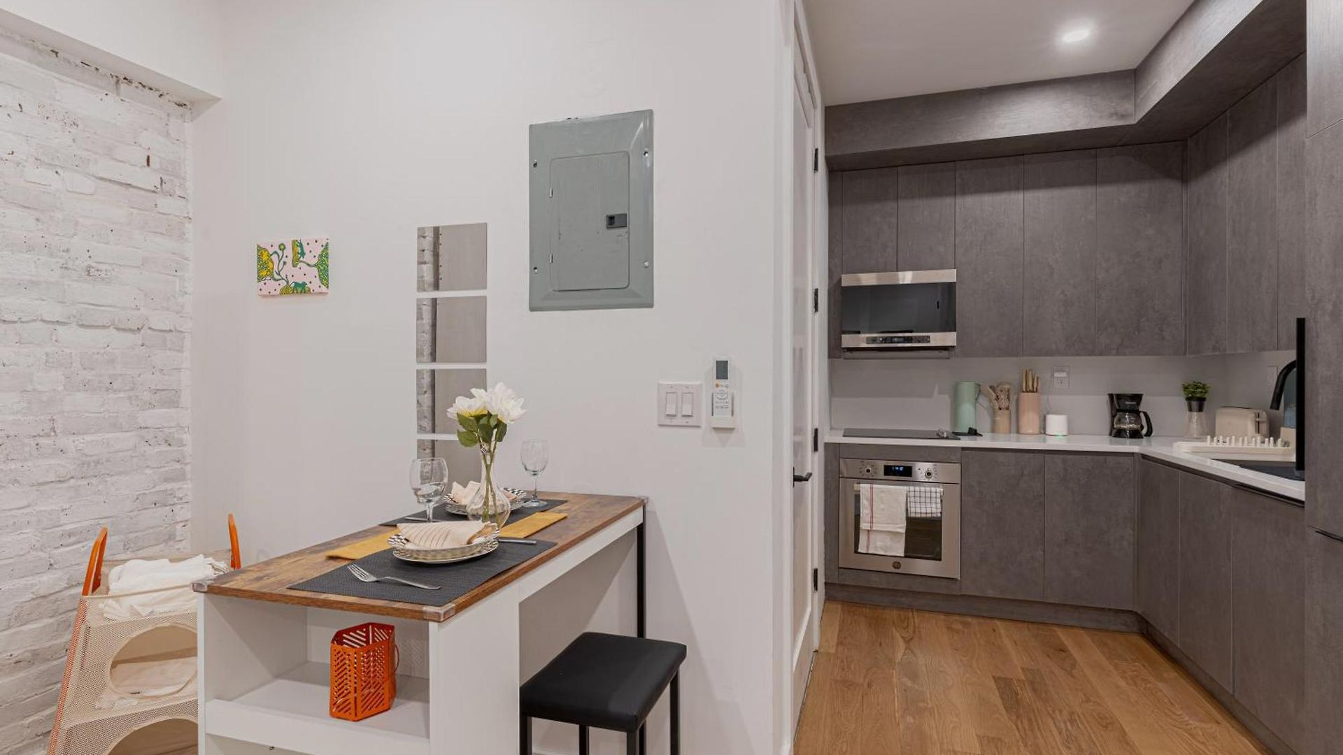 Newly Renovated Near Train Apartment *