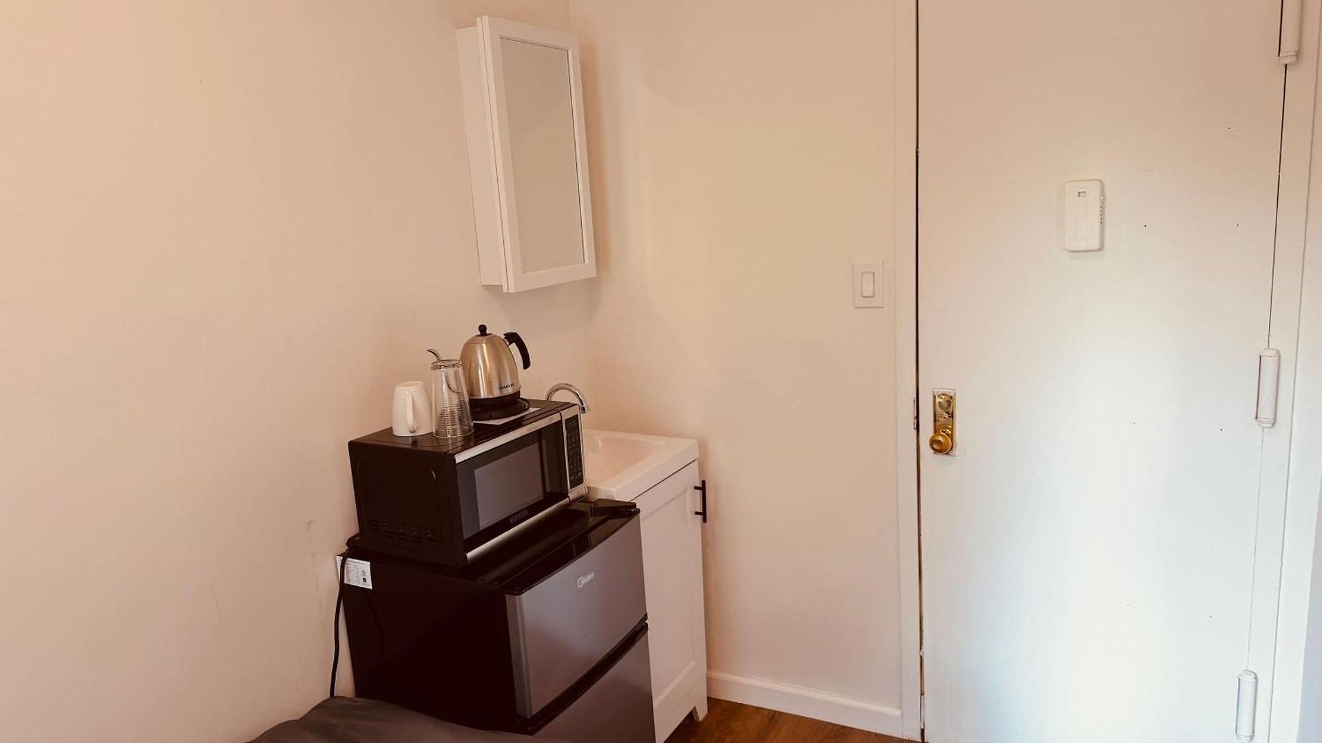In Chelsea 9 - Shared Bathroom - 5th Floor Walk Up Apartment