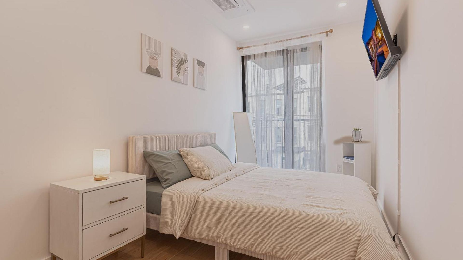 Spacious And Stylish 2bd With Washer Near Train Apartment