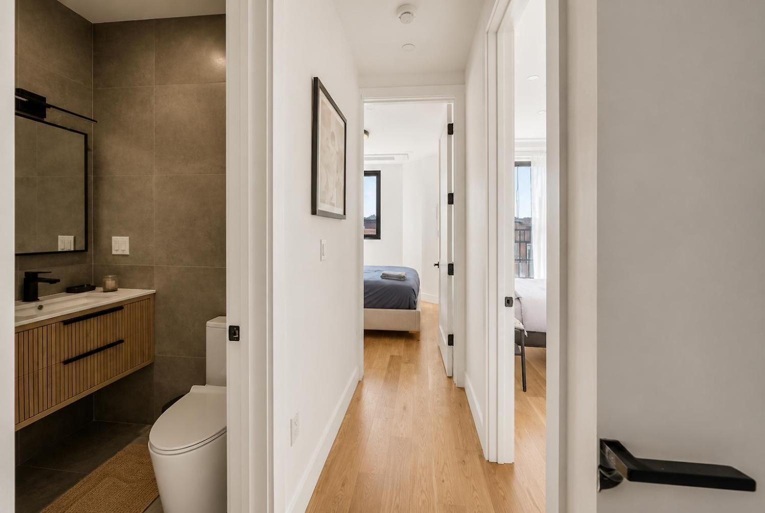 Apartment Spacious And Renovated 2bd Near Train With Balcony *
