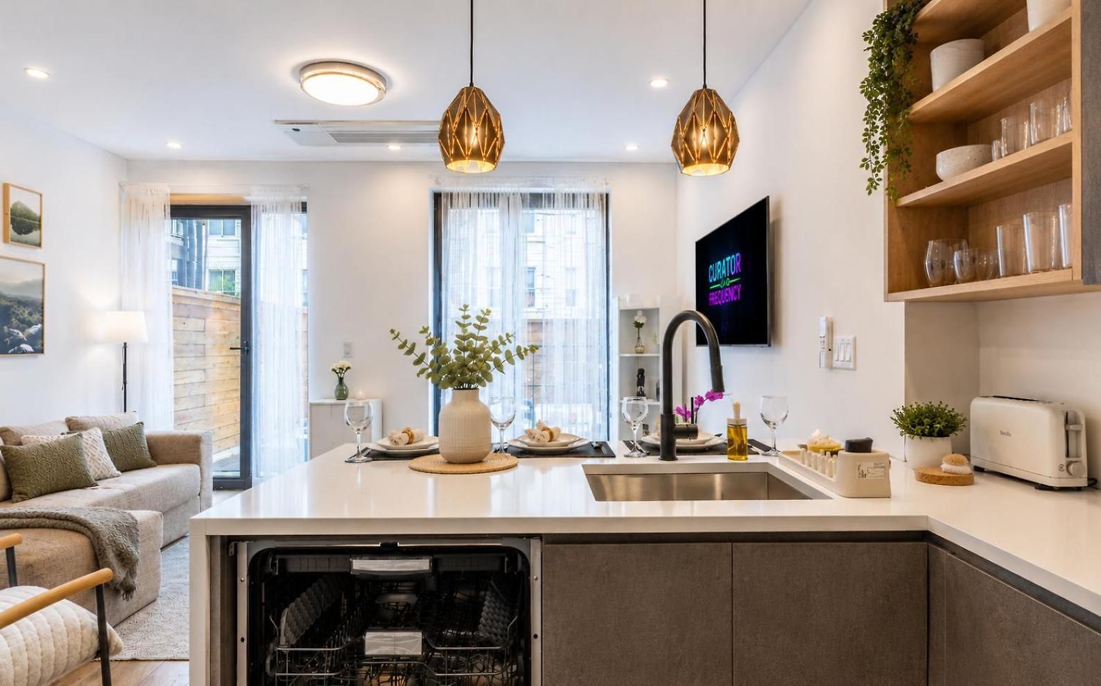Modern And Stylish 1bd Duplex And Backyard