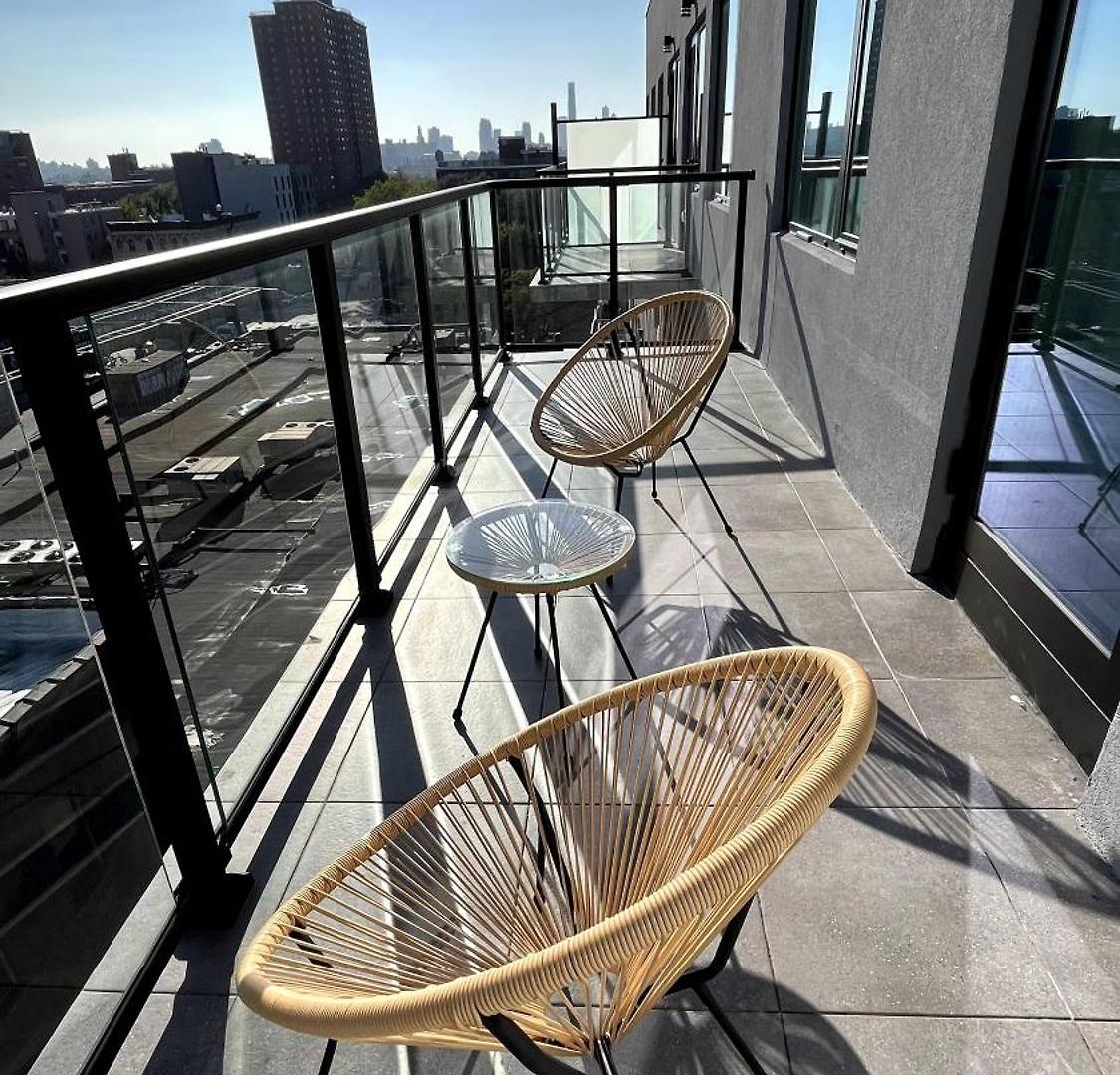 Convenient Spacious Bright New Modern Penthouse 3br2ba Balcony Apartment