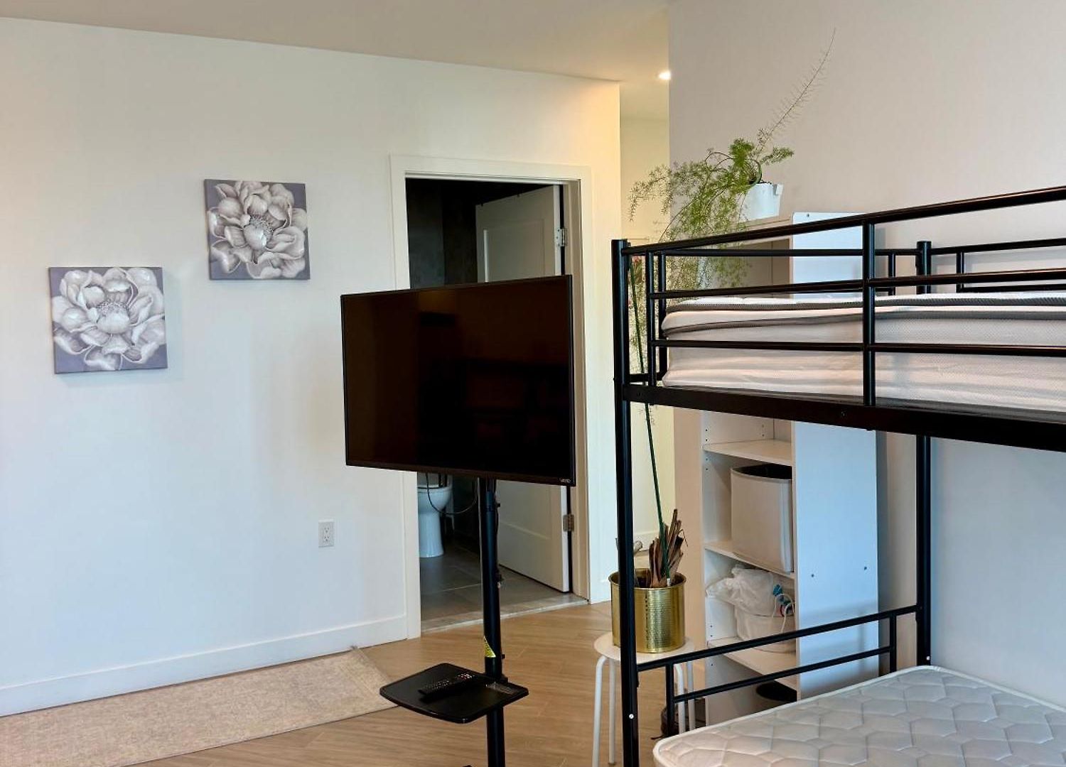 Convenient Spacious Bright New Modern Penthouse 3br2ba Balcony New York