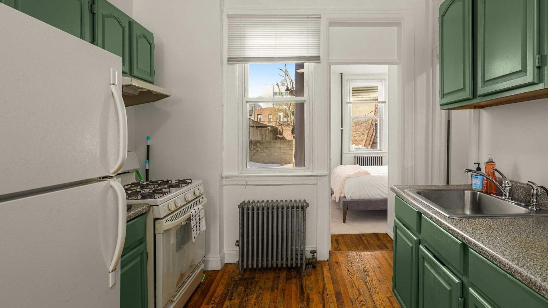 Williamsburg Gardens 3br Floor-through Unit With Private Yard *