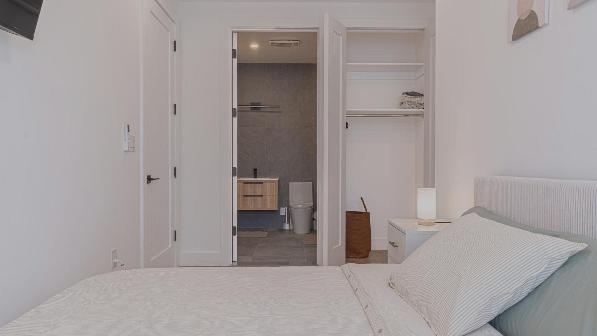 Spacious And Stylish 2bd With Washer Near Train Apartment *