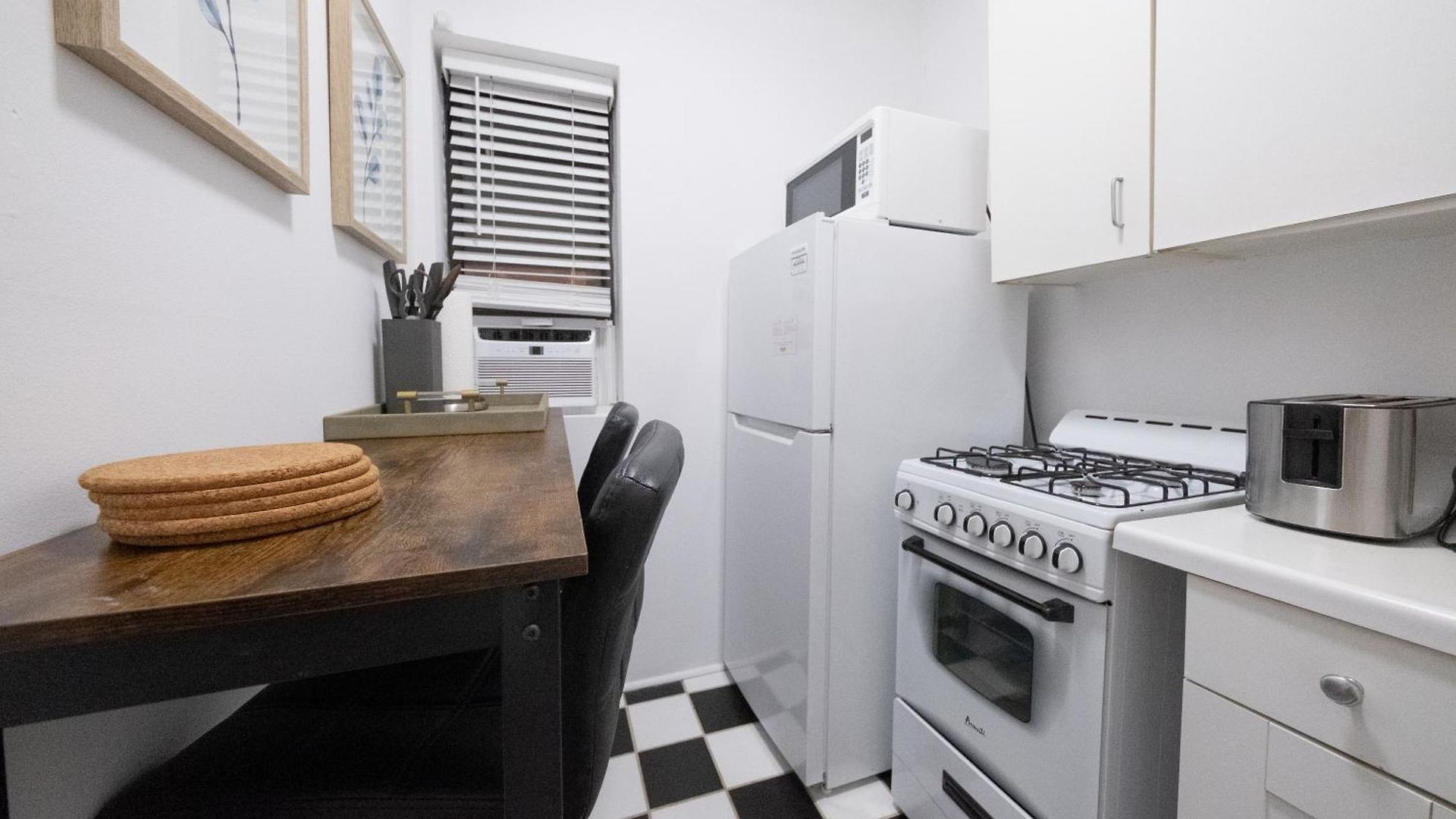 Cozy 1 Bedroom Apartment *