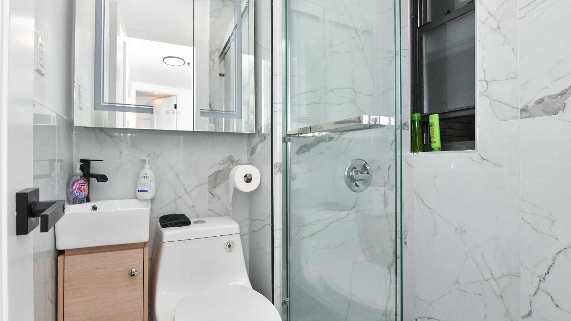 Elegant 2 Bedroom Retreat Near Park Apartment *