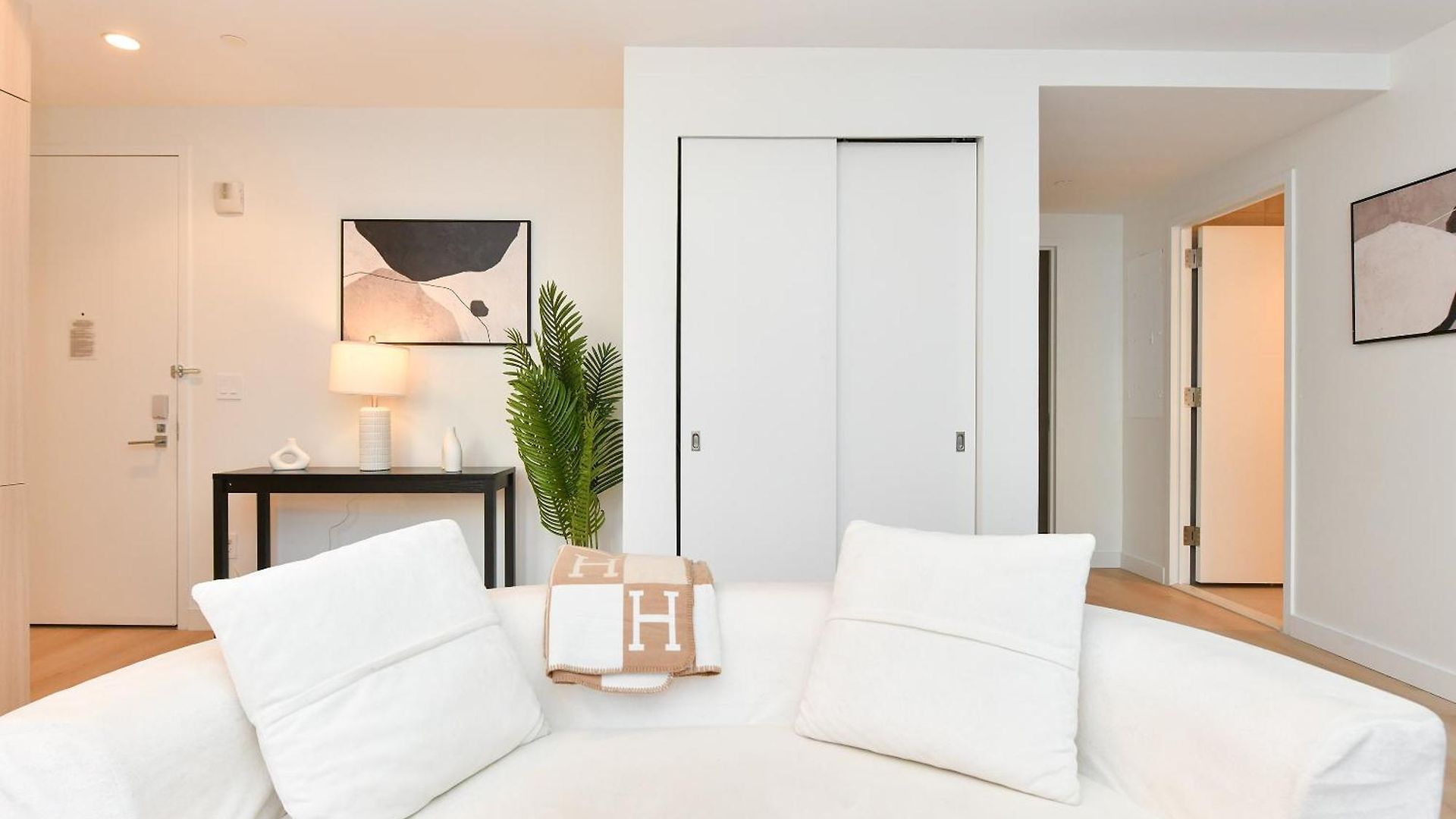 Sleek 2br Oasis In Financial District