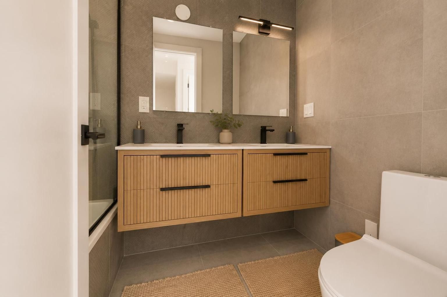 Apartment Spacious And Renovated 2bd Near Train With Balcony *