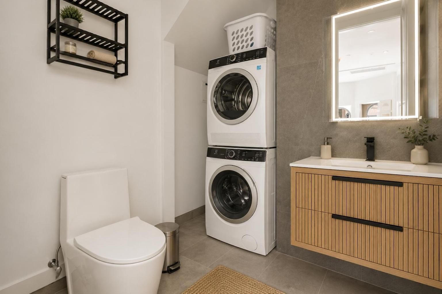 Spacious And Renovated 2bd Near Train With Balcony Apartment