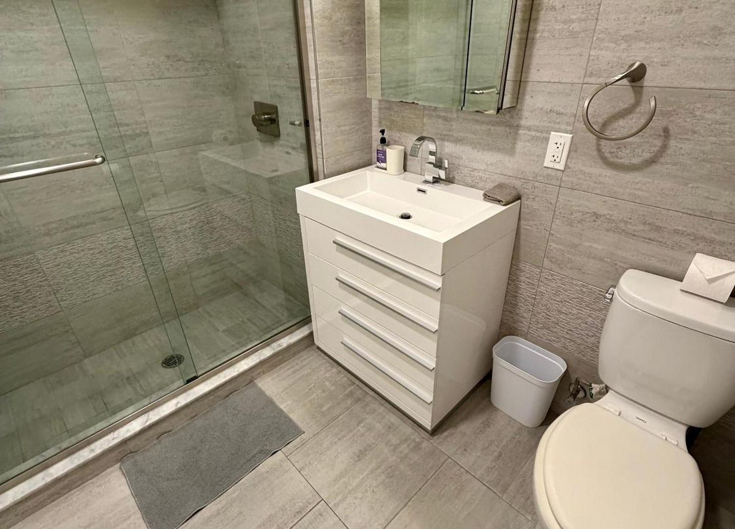 Convenient Spacious Bright New Modern Penthouse 3br2ba Balcony Apartment