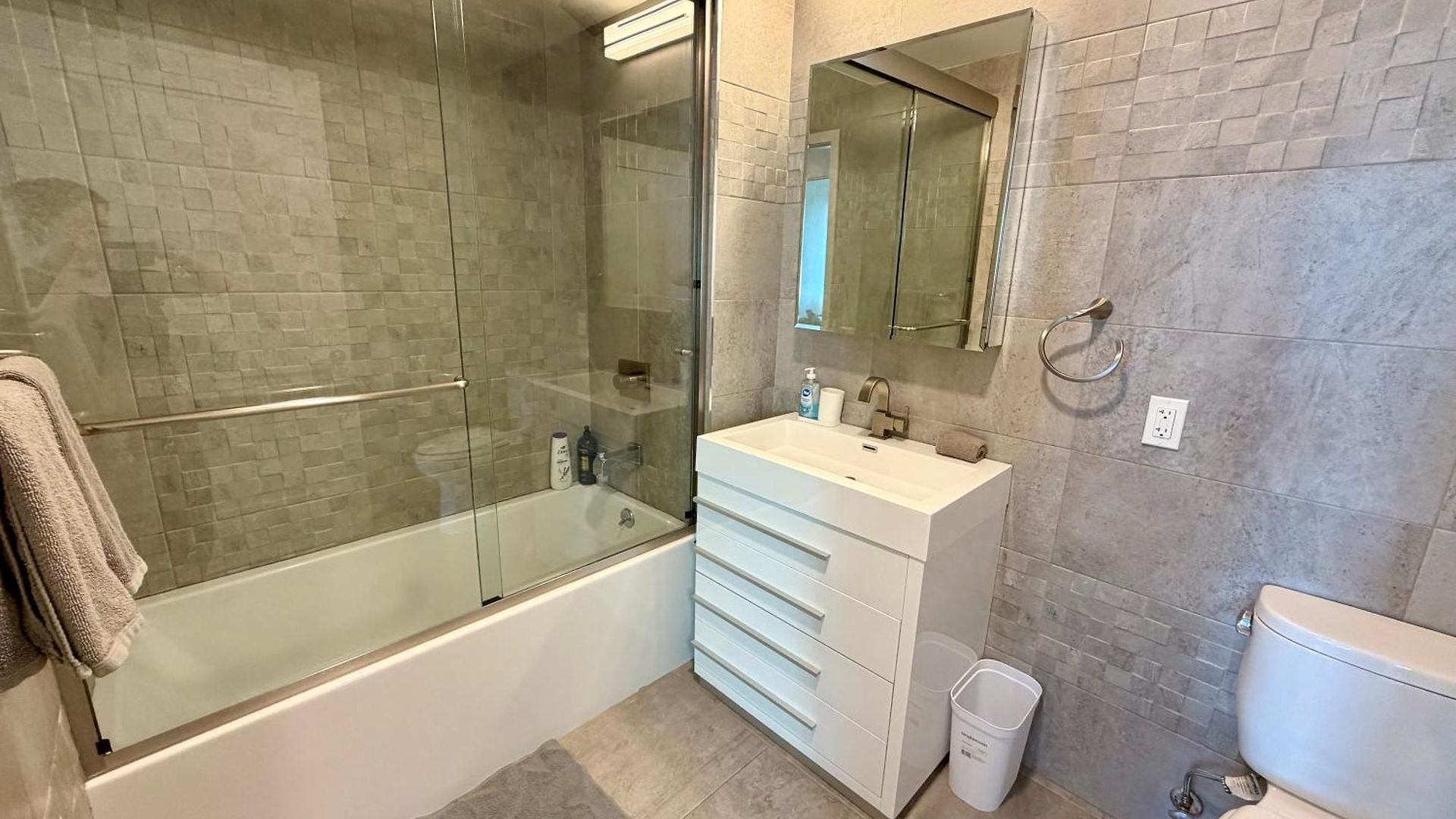 Convenient Spacious Bright New Modern Penthouse 3br2ba Balcony Apartment
