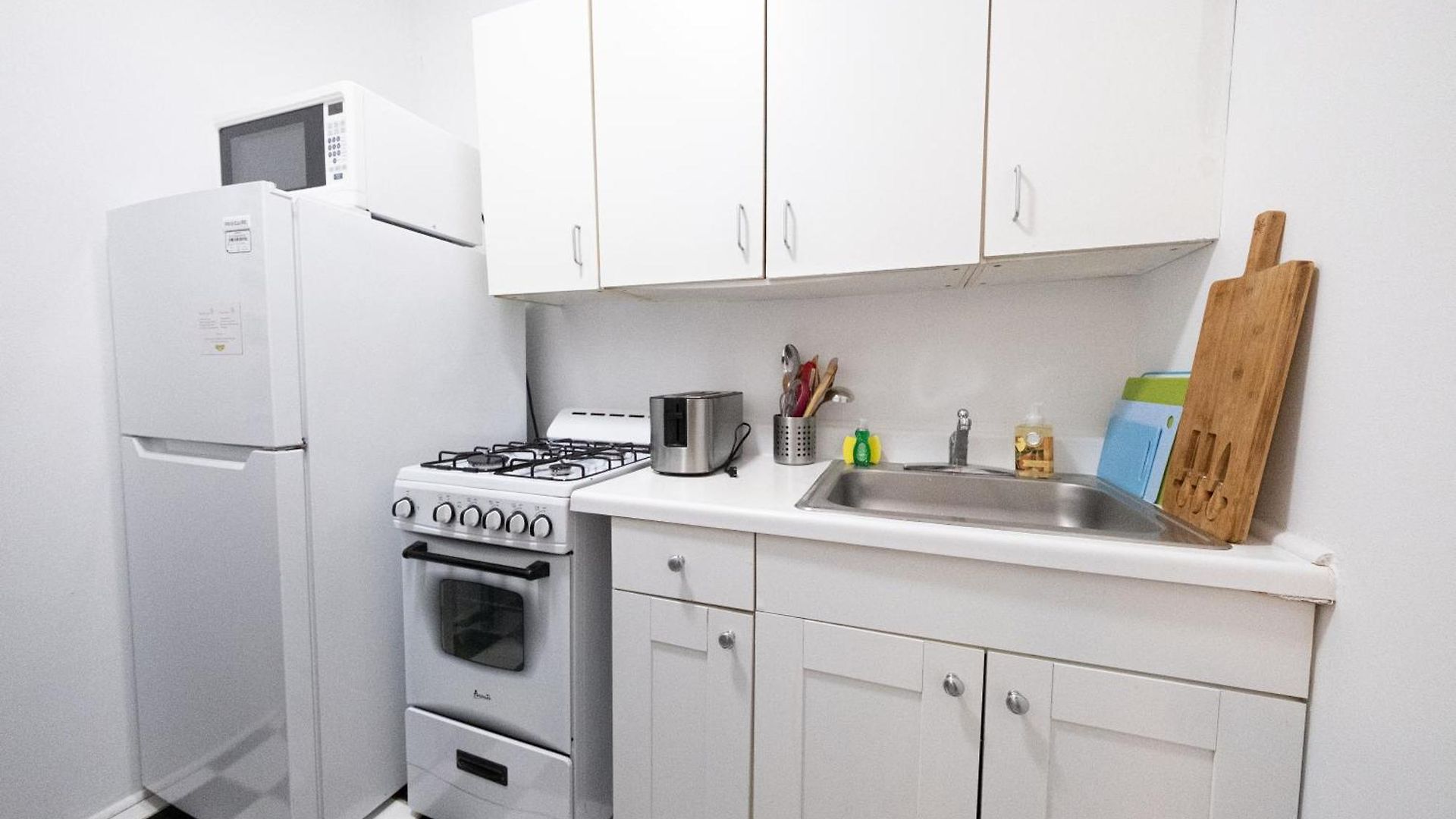 Cozy 1 Bedroom Apartment *