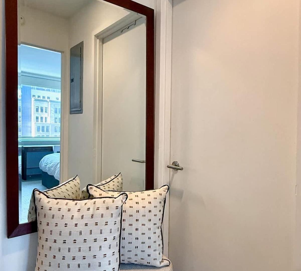 Pied-a-terre In The Sky Apartment *