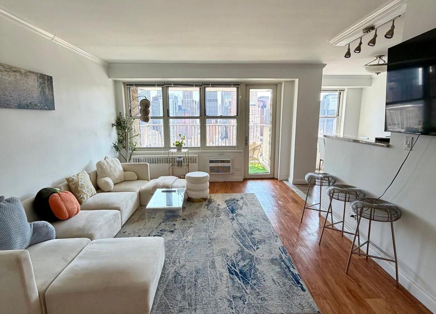 Midtown High Floor Stunning Panoramic View Corner 2br Apartment *