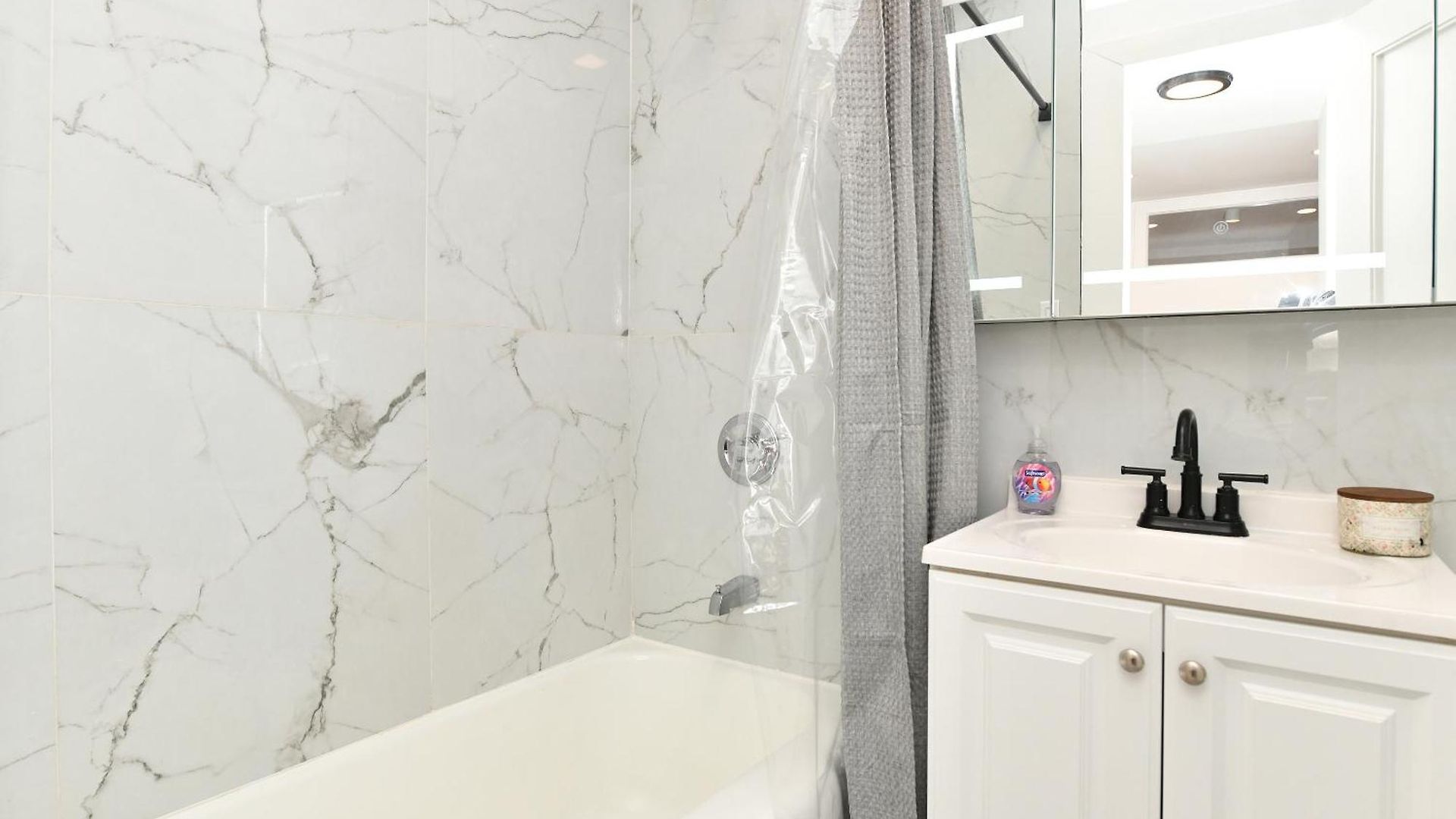 Chic 2br Steps To Park * New York